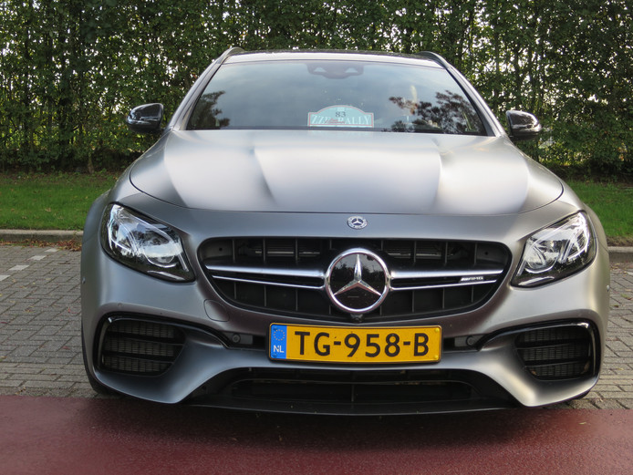 Een wolf in schaapskleren. De Mercedes AMG E63S klokt 300 km bij de snelheidsproef. © Leo van der Velde