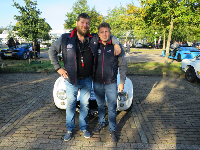 Patrick van den Broek en Marc van Franck met een 'V8.' © Leo van der Velde